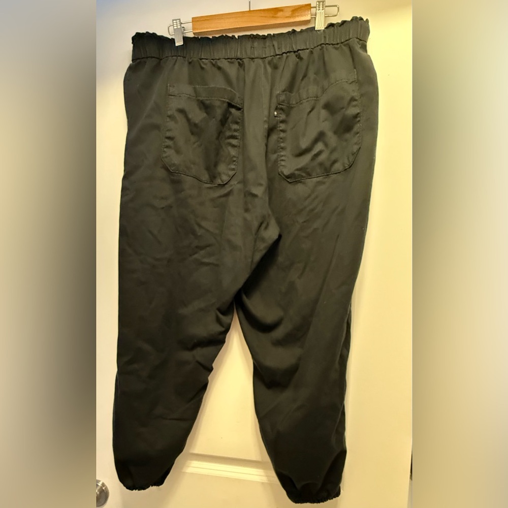 Women’s black Levi pull on pants - Picture 3 of 4